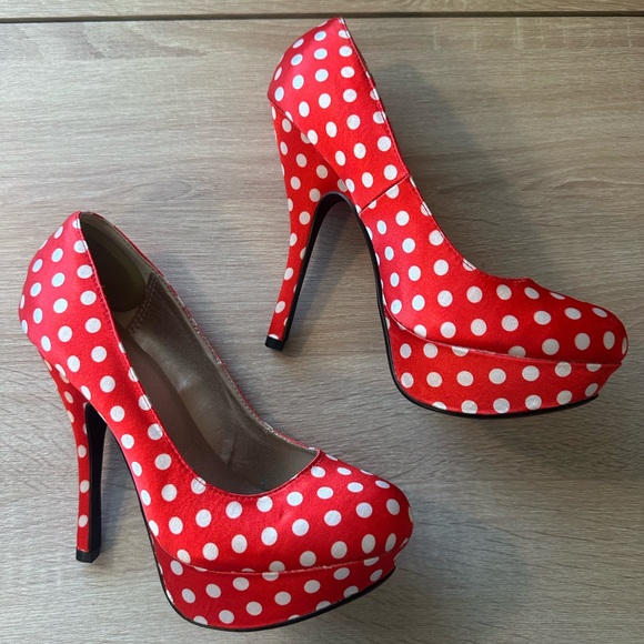 Red Pumps with white polka dots, Minnie Mouse heels - Picture 3 of 8